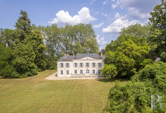 Au sud du Loiret, à Bonny-sur-Loire, un château d’inspiration Directoire entouré de bois - photo  n°2